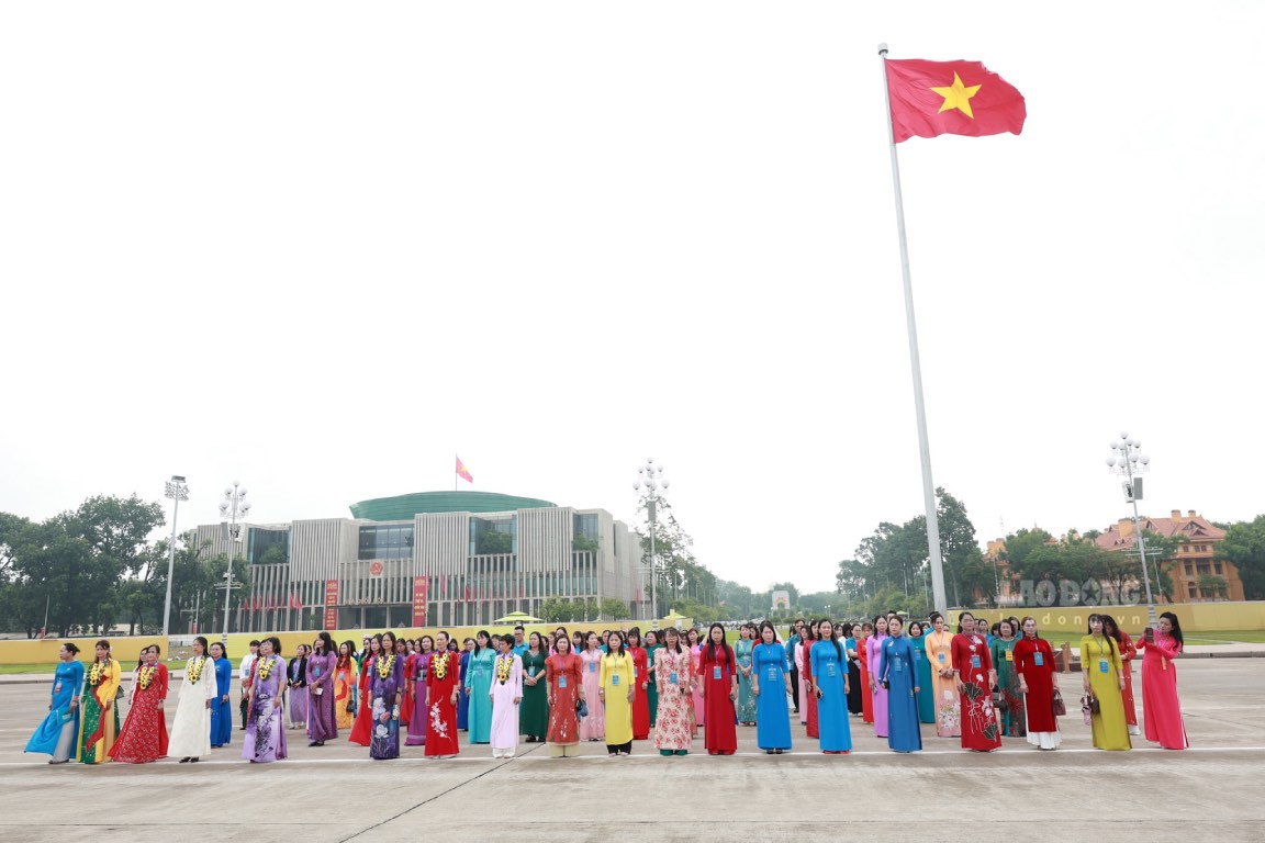 90 bông hoa tiêu biểu dâng lên Bác Hồ niềm tự hào của nữ đoàn viên Công đoàn Việt Nam