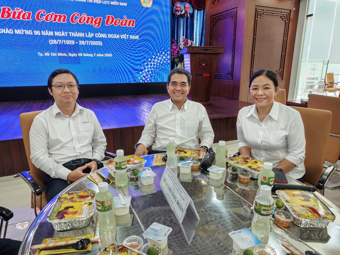 ẤM ÁP BỮA CƠM CÔNG ĐOÀN TẠI CÔNG TY CÔNG NGHỆ THÔNG TIN ĐIỆN LỰC MIỀN NAM 3