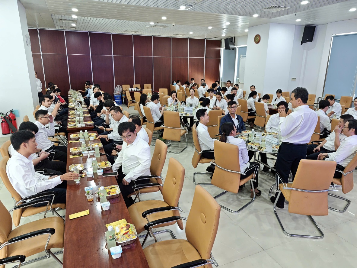 ẤM ÁP BỮA CƠM CÔNG ĐOÀN TẠI CÔNG TY CÔNG NGHỆ THÔNG TIN ĐIỆN LỰC MIỀN NAM 4