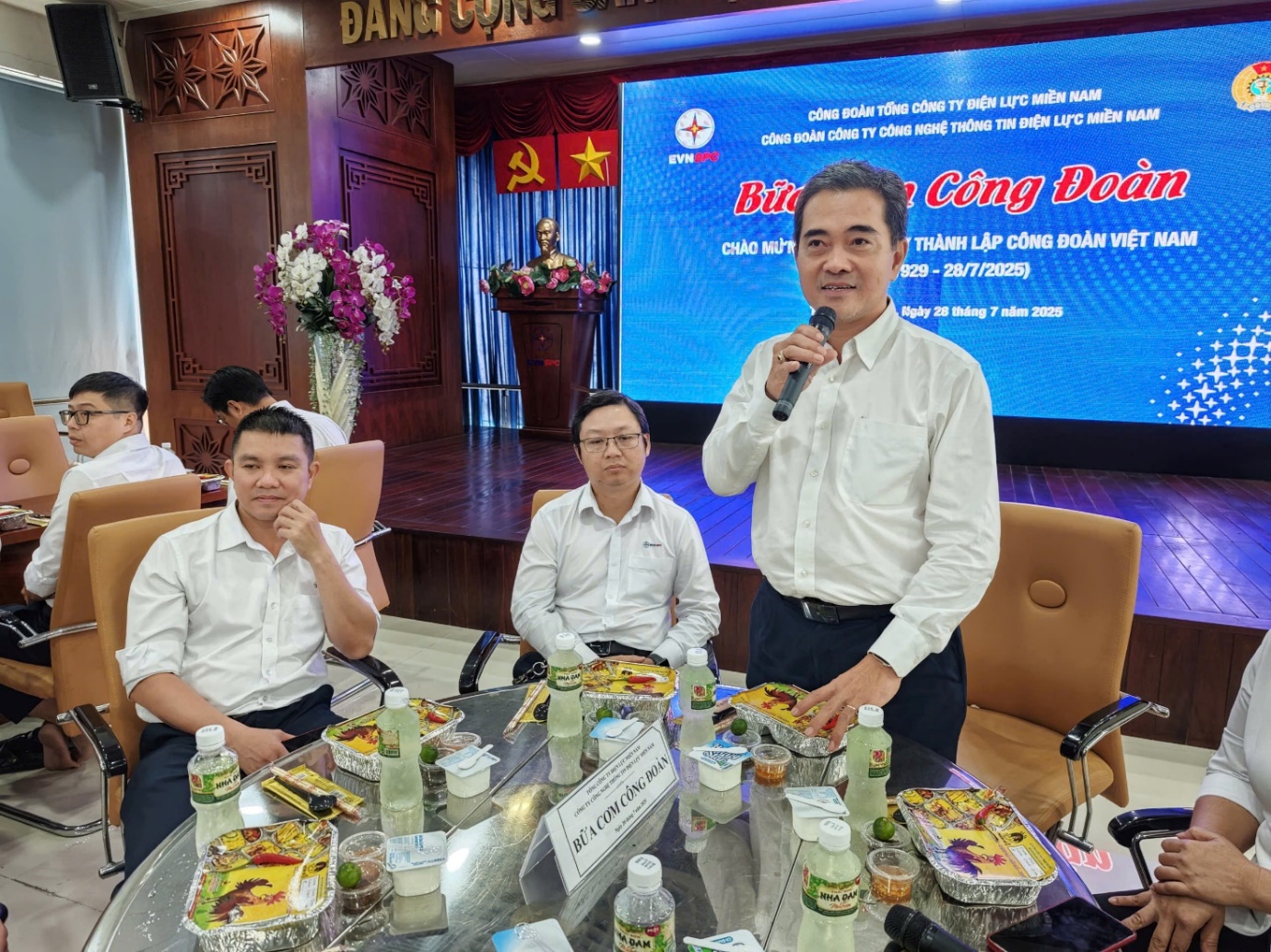 ẤM ÁP BỮA CƠM CÔNG ĐOÀN TẠI CÔNG TY CÔNG NGHỆ THÔNG TIN ĐIỆN LỰC MIỀN NAM