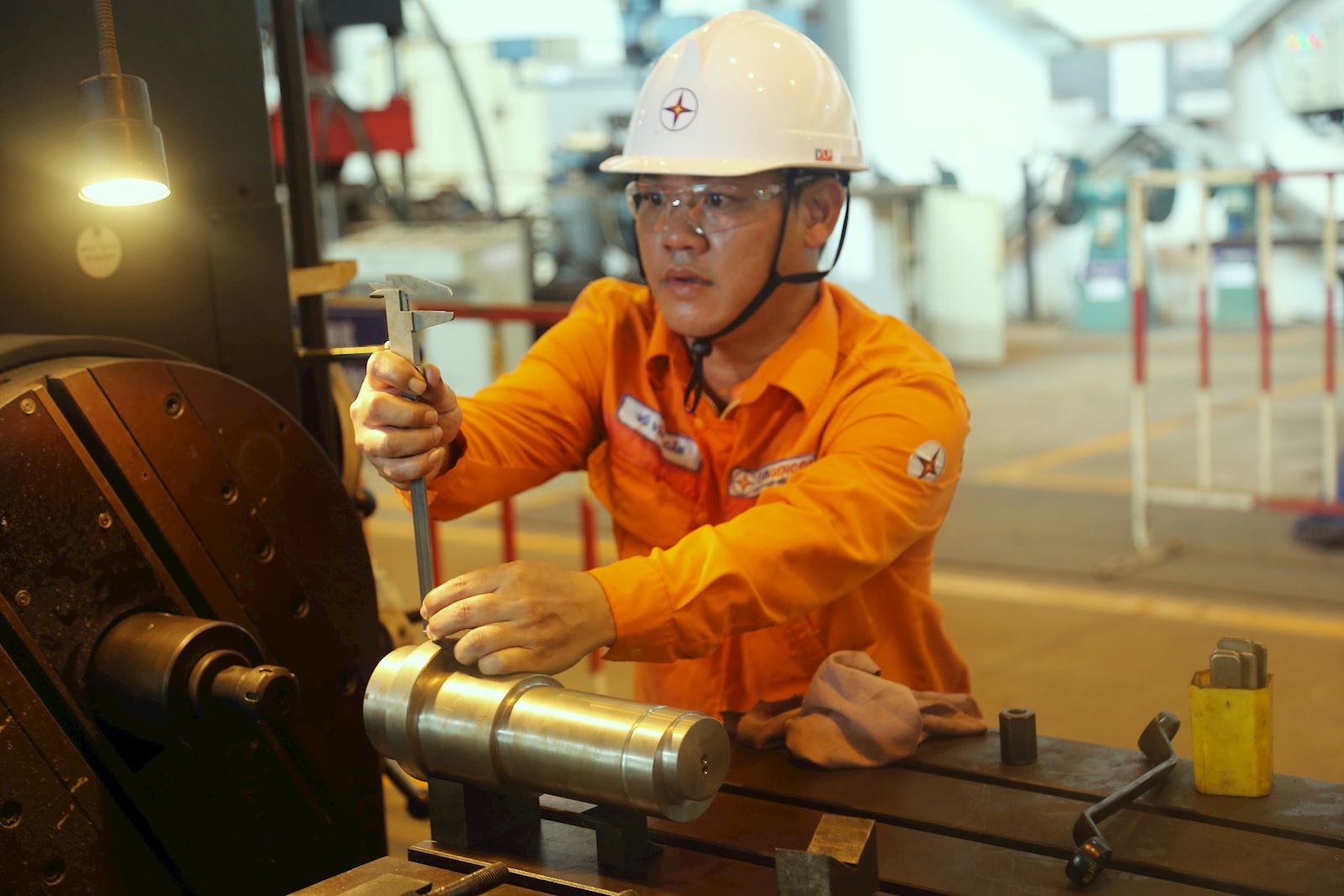 Anh Vũ Văn Loãn - Người giữ nhịp máy, giữ lửa nghề tại Công ty Nhiệt điện Duyên Hải