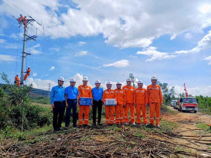 “Bóng áo xanh” công đoàn trong bão 1