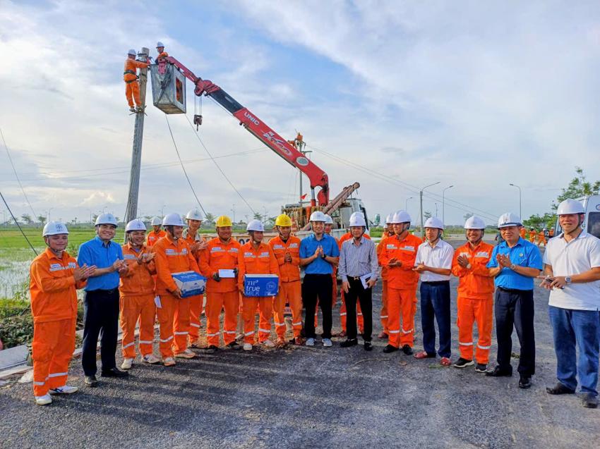 “Bóng áo xanh” công đoàn trong bão 3