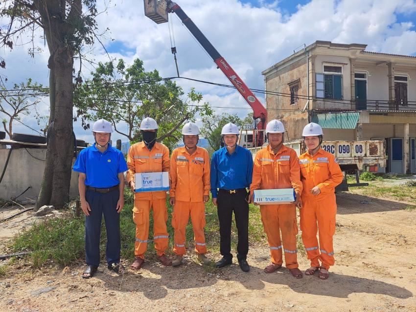 “Bóng áo xanh” công đoàn trong bão 4