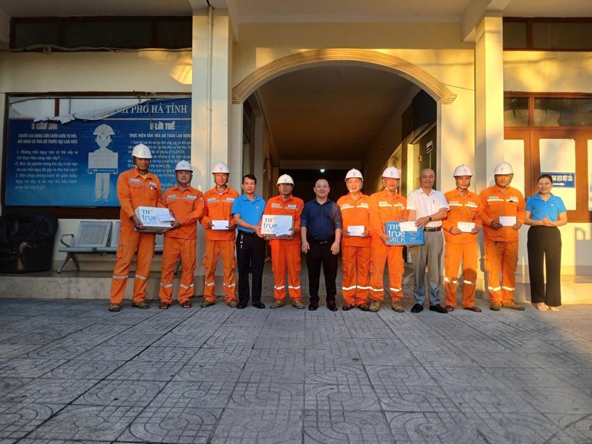 “Bóng áo xanh” công đoàn trong bão 6