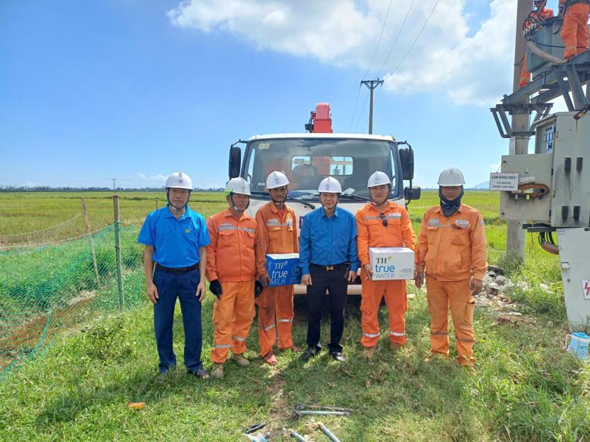 “Bóng áo xanh” công đoàn trong bão 7