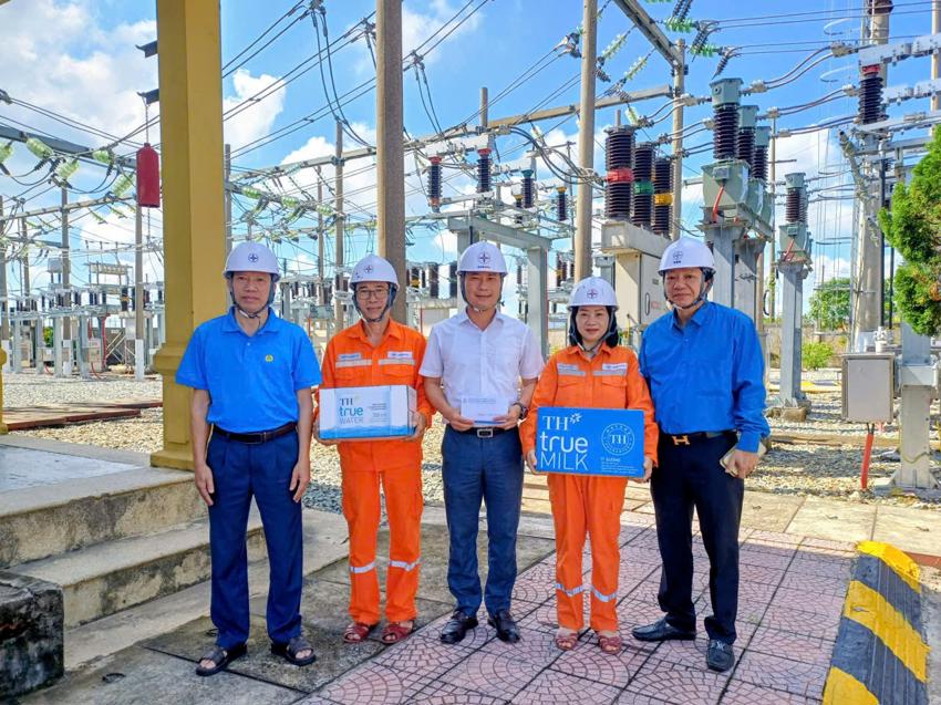 “Bóng áo xanh” công đoàn trong bão