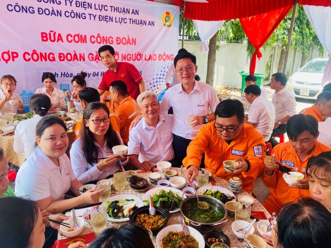 BỮA CƠM CÔNG ĐOÀN – GẮN KẾT TÌNH ĐỒNG NGHIỆP 8