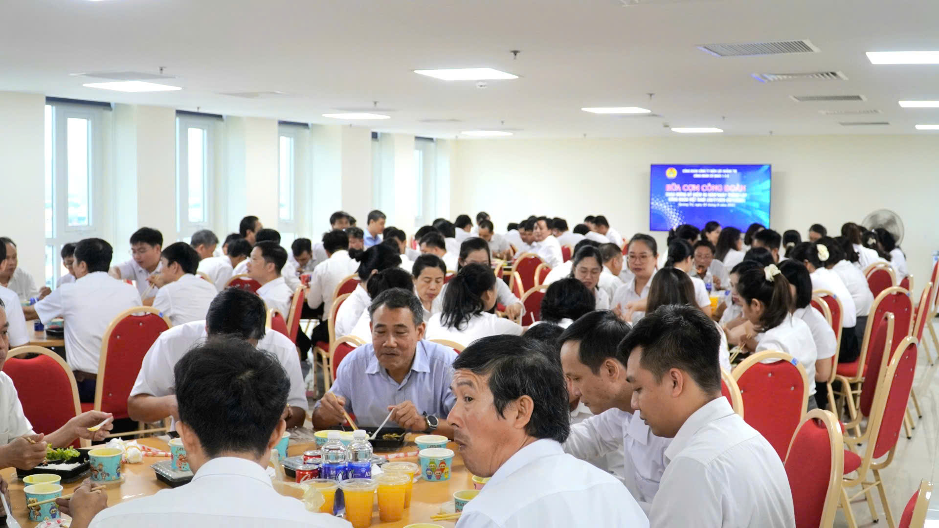 Bữa cơm công đoàn – gắn kết tình đồng nghiệp