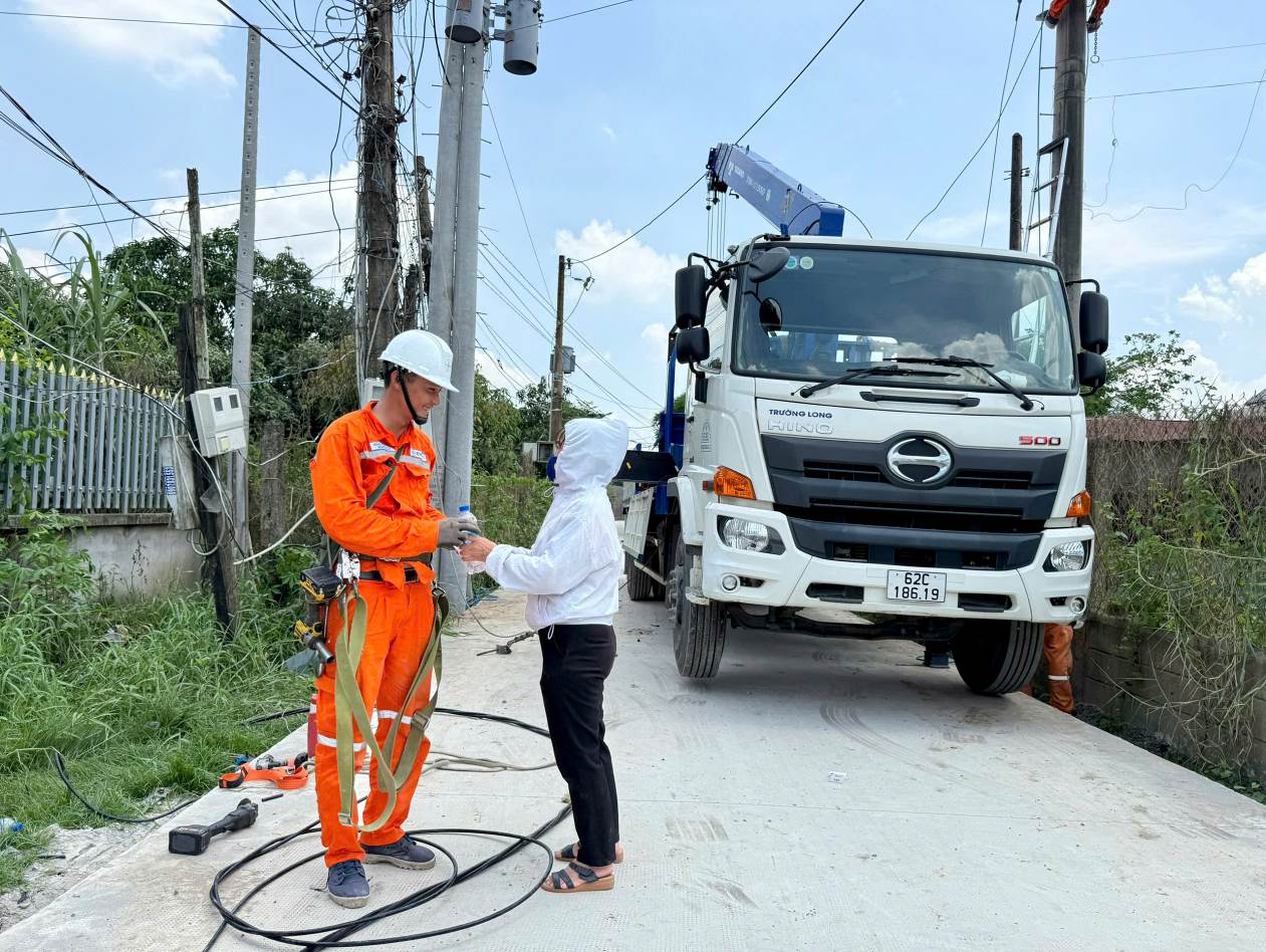 BỮA CƠM CÔNG ĐOÀN GIỮA CÔNG TRƯỜNG – NGHĨA TÌNH NGƯỜI DÂN VỚI CÔNG NHÂN NGÀNH ĐIỆN