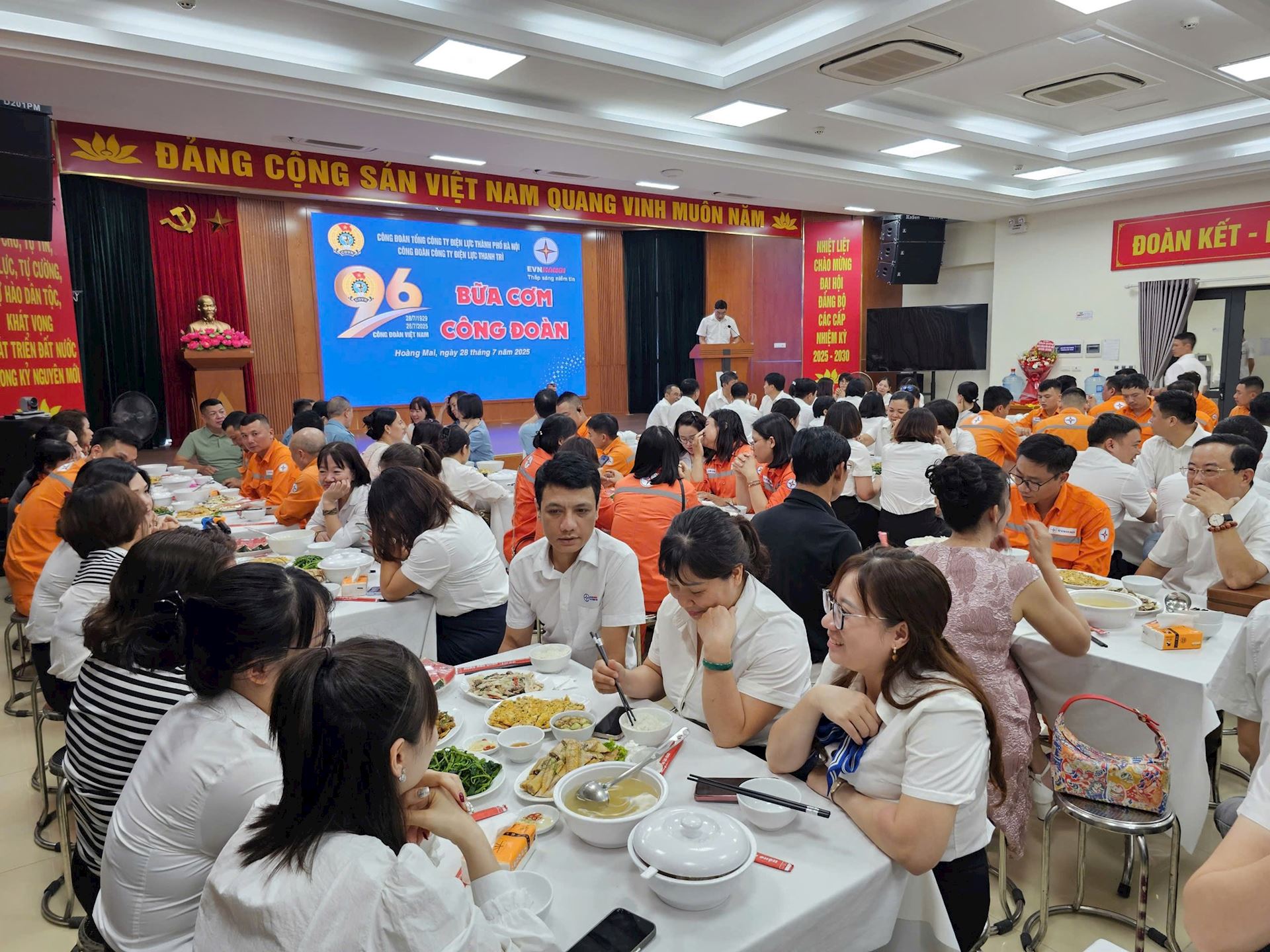 “Bữa cơm Công đoàn” – Sợi dây gắn kết trong mái nhà EVNHANOI 1