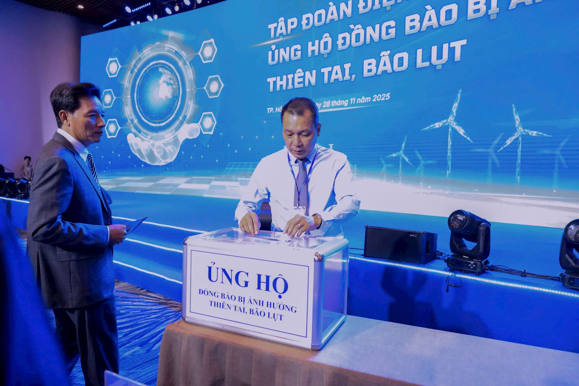 Các đại biểu tham dự Hội nghị Khoa học và Công nghệ Điện lực toàn quốc hướng về đồng bào vùng thiên tai