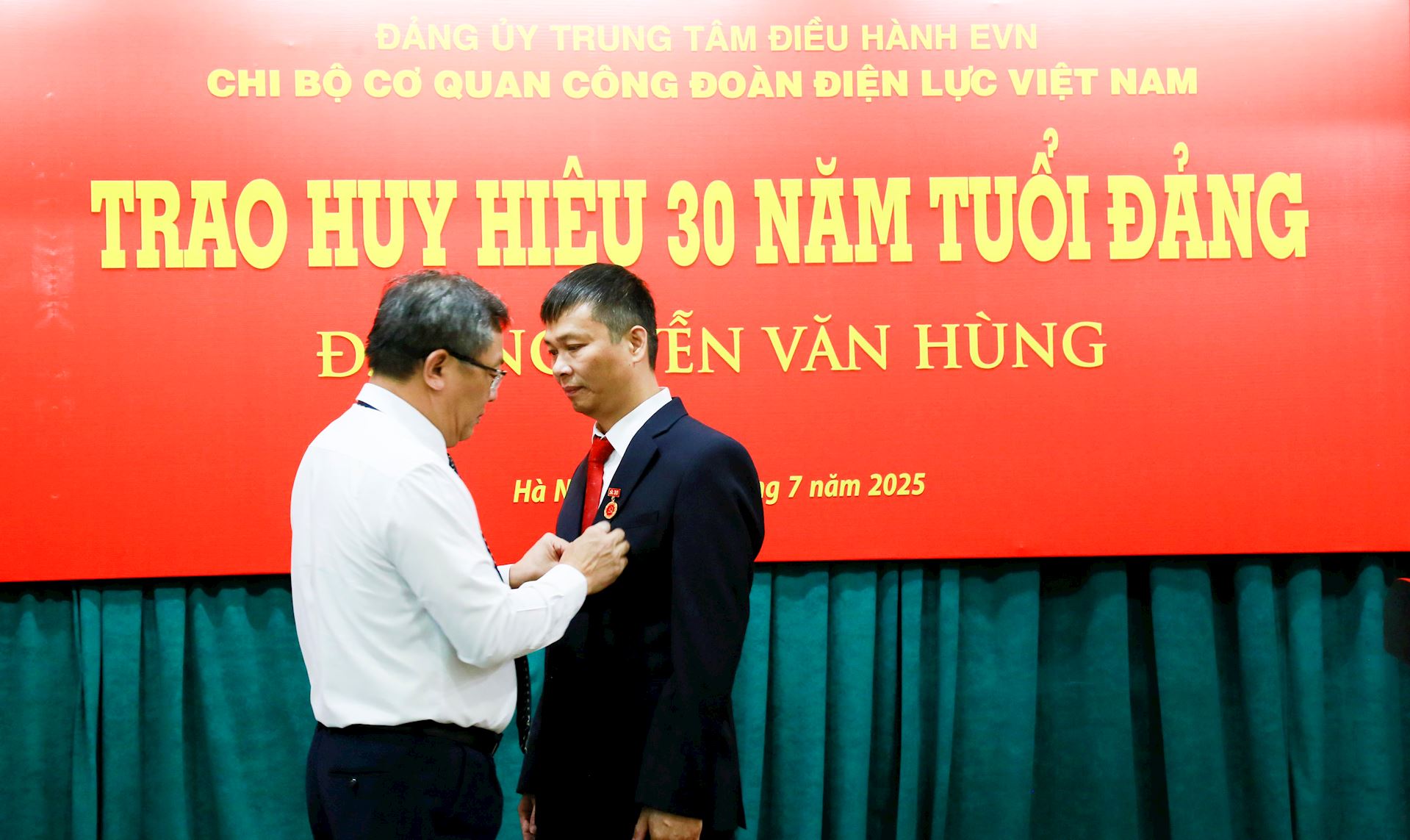 Chi bộ Cơ quan Công đoàn Điện lực Việt Nam tổ chức Lễ trao Huy hiệu 30 năm tuổi Đảng cho đồng chí Nguyễn Văn Hùng 1