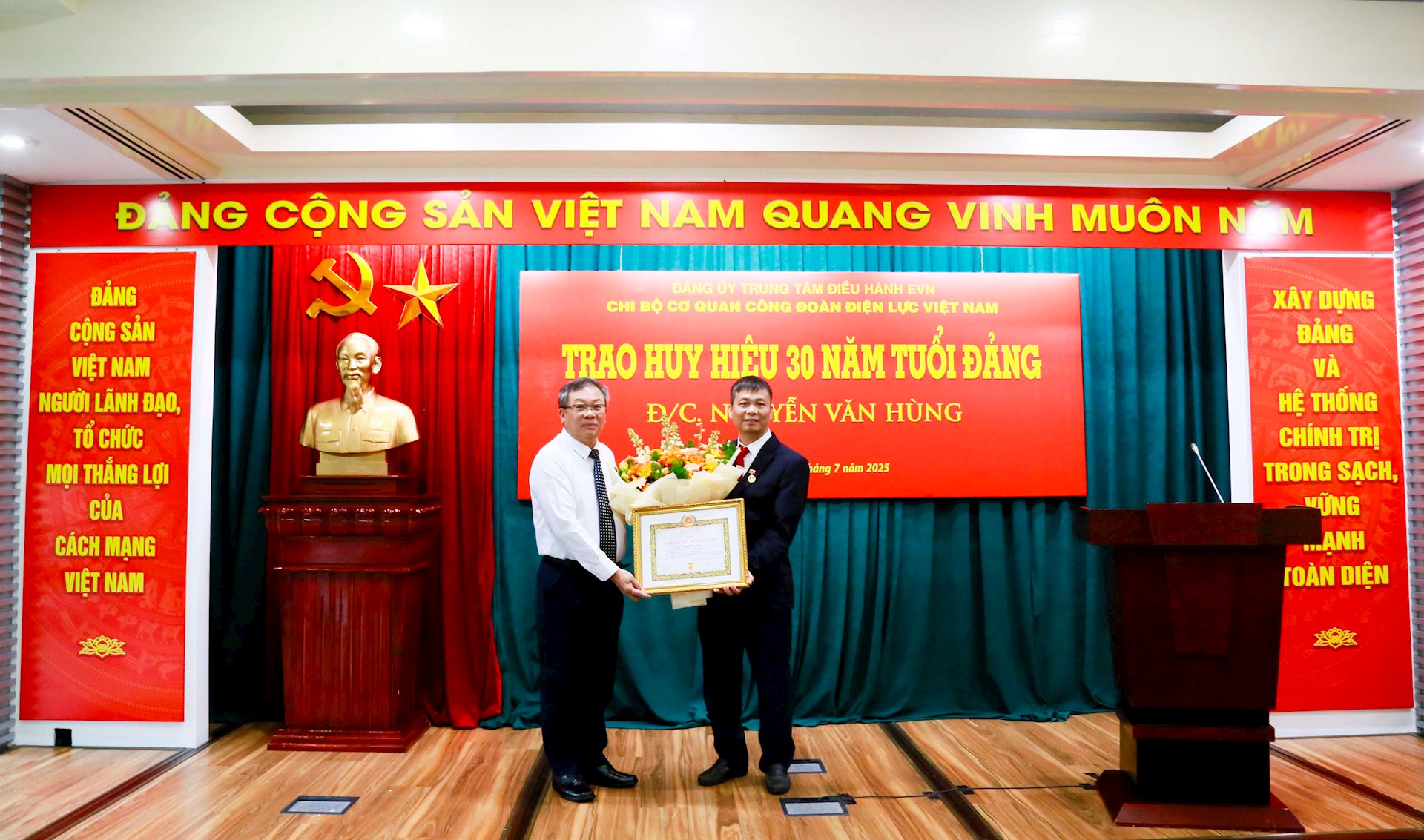 Chi bộ Cơ quan Công đoàn Điện lực Việt Nam tổ chức Lễ trao Huy hiệu 30 năm tuổi Đảng cho đồng chí Nguyễn Văn Hùng 2