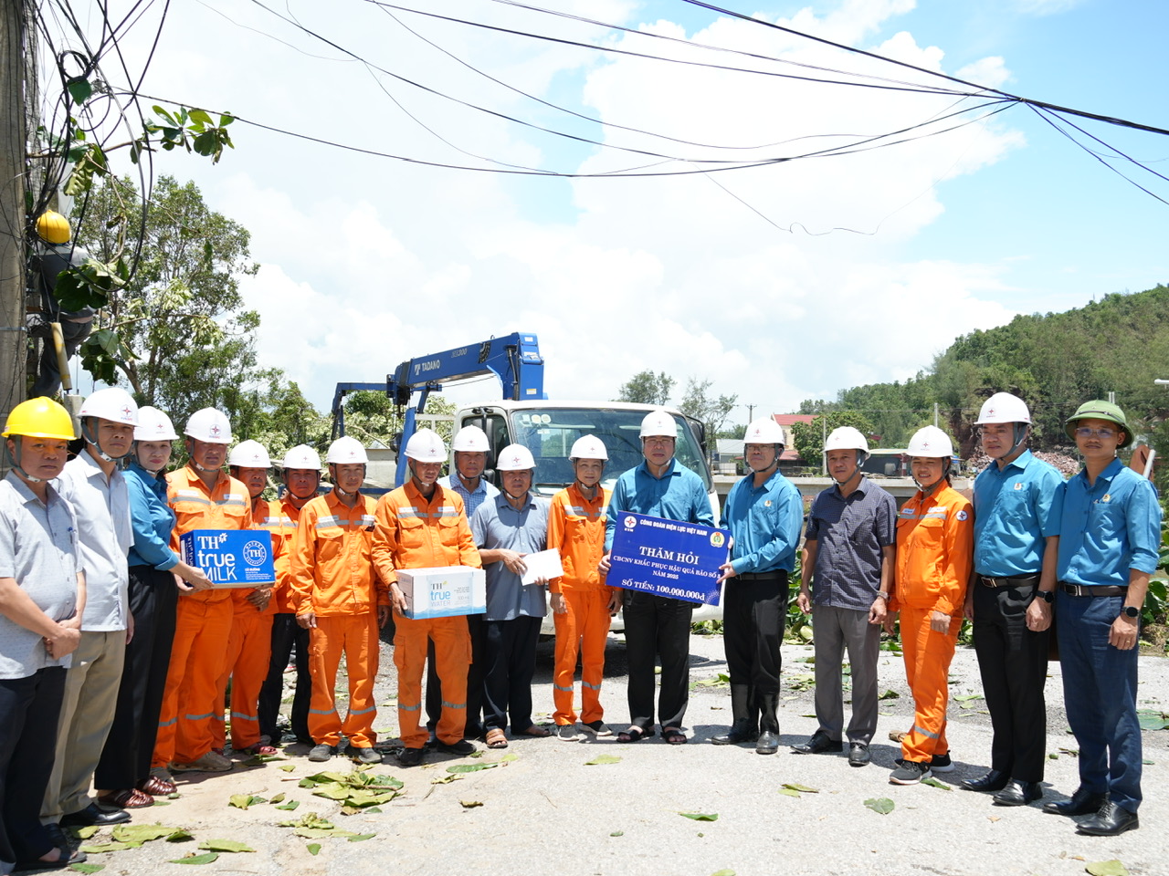 Chủ tịch Công đoàn Điện lực Việt Nam động viên CBCNV khắc phục hậu quả bão số 5 tại Nghệ An và Thanh Hóa  2