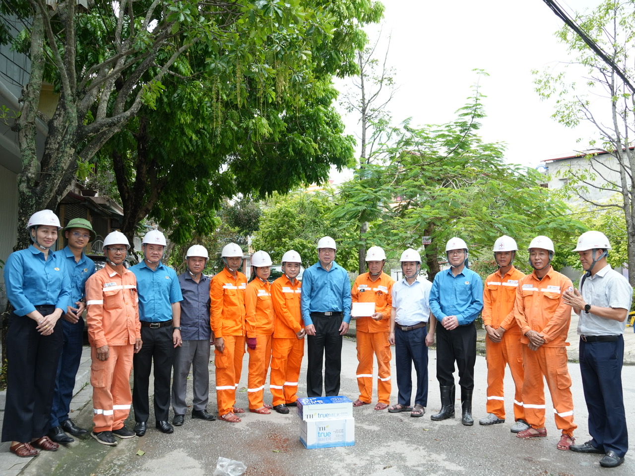 Chủ tịch Công đoàn Điện lực Việt Nam động viên CBCNV khắc phục hậu quả bão số 5 tại Nghệ An và Thanh Hóa  4