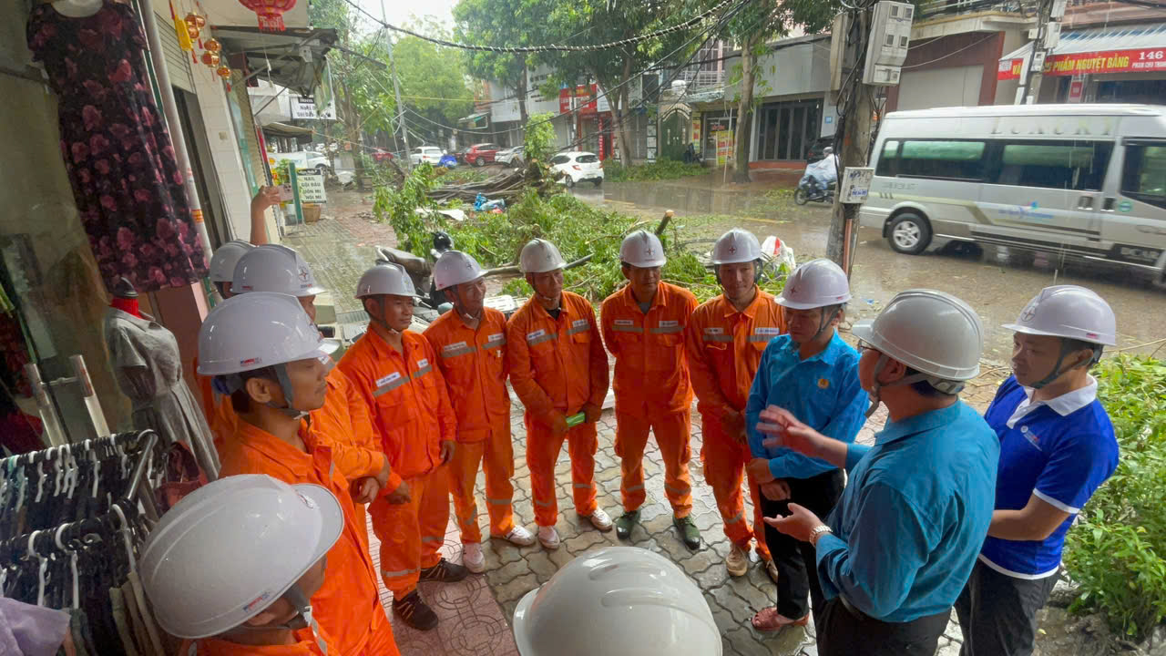Chủ tịch Công đoàn Điện lực Việt Nam động viên CBCNV khắc phục hậu quả bão số 5 tại Nghệ An và Thanh Hóa 