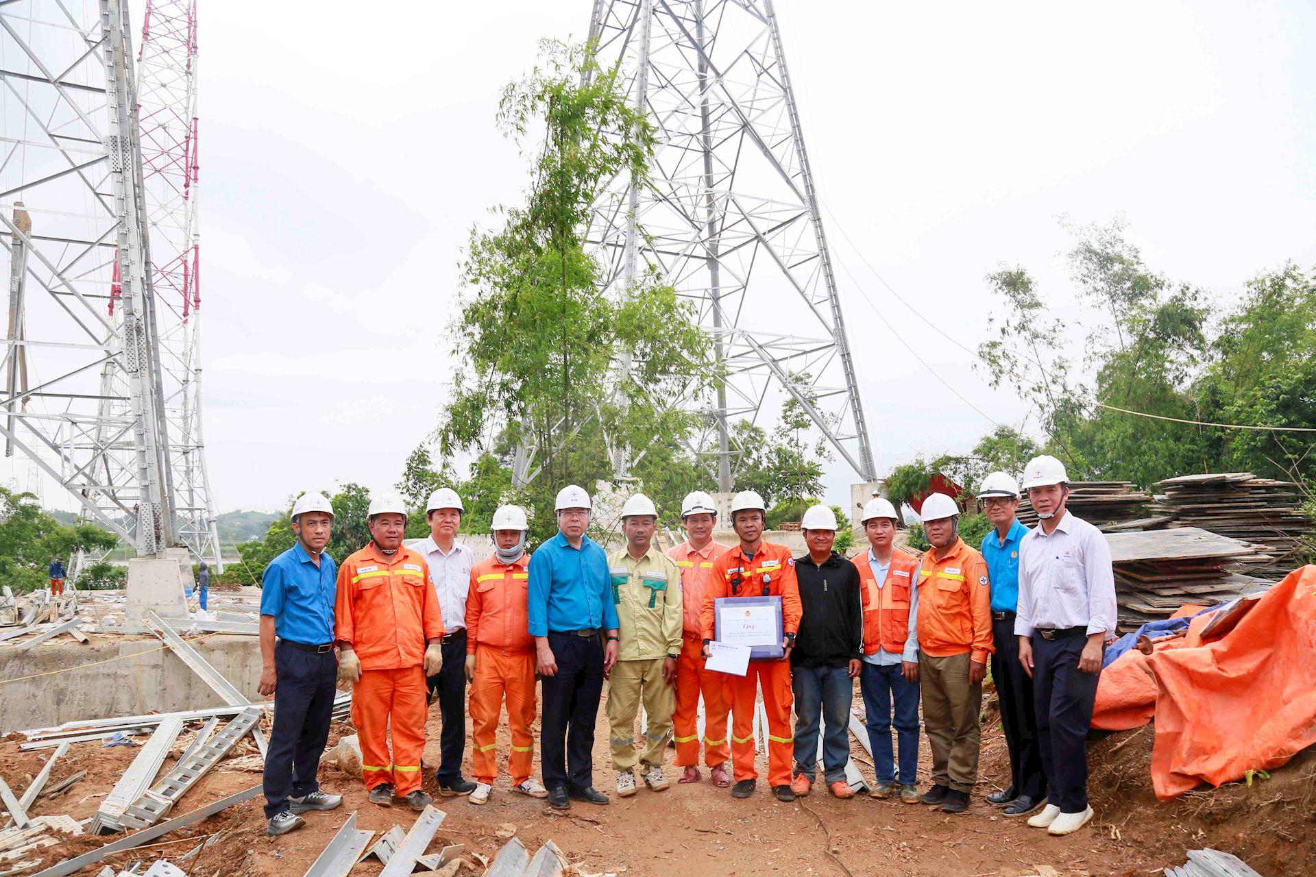 Chủ tịch Công đoàn Điện lực Việt Nam thăm hỏi, động viên người lao động thi công đường dây 500kV Lào Cai – Vĩnh Yên 1
