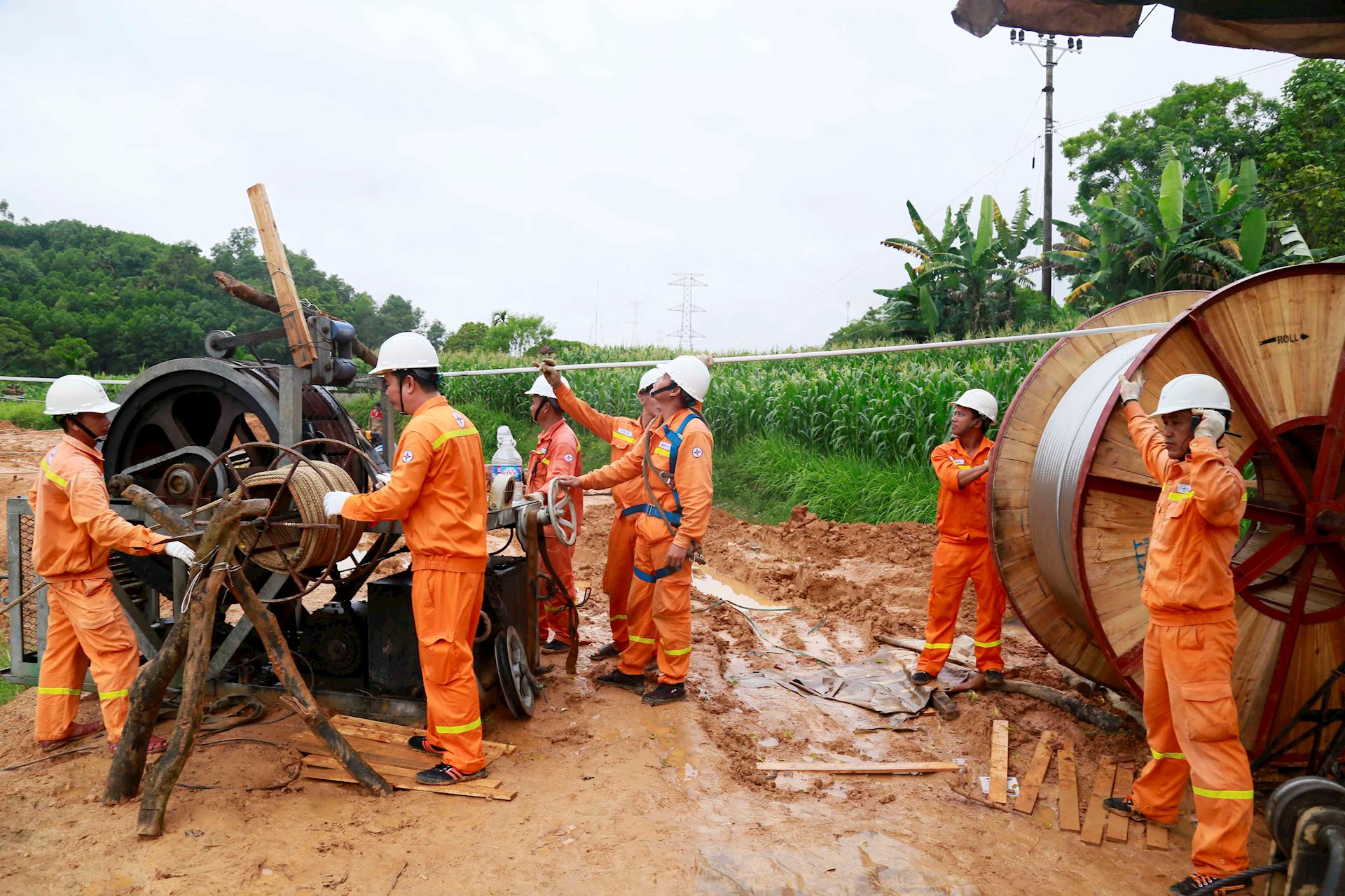 Chủ tịch Công đoàn Điện lực Việt Nam thăm hỏi, động viên người lao động thi công đường dây 500kV Lào Cai – Vĩnh Yên 2