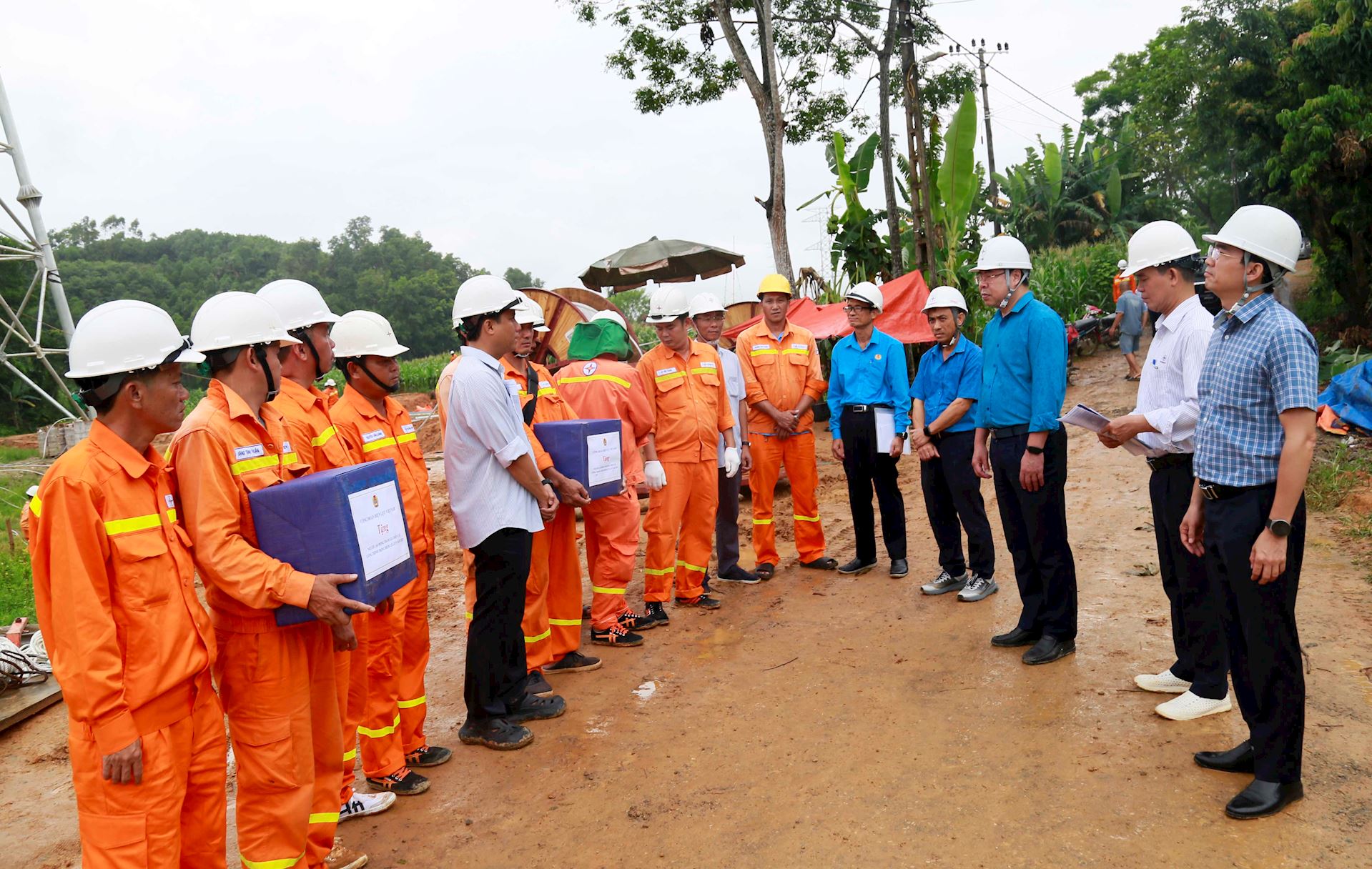 Chủ tịch Công đoàn Điện lực Việt Nam thăm hỏi, động viên người lao động thi công đường dây 500kV Lào Cai – Vĩnh Yên 3