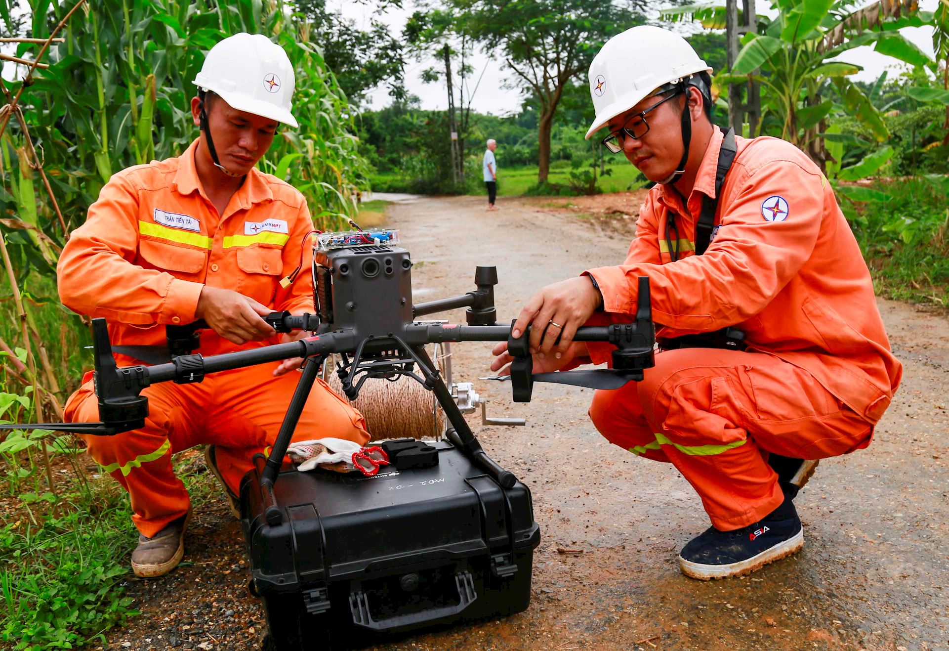Chủ tịch Công đoàn Điện lực Việt Nam thăm hỏi, động viên người lao động thi công đường dây 500kV Lào Cai – Vĩnh Yên 5
