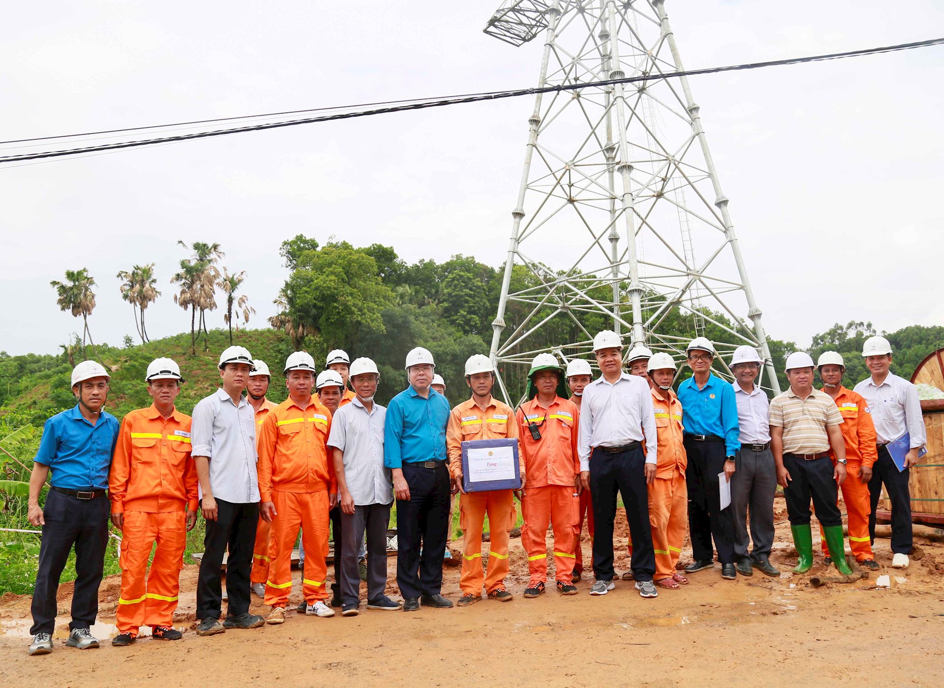 Chủ tịch Công đoàn Điện lực Việt Nam thăm hỏi, động viên người lao động thi công đường dây 500kV Lào Cai – Vĩnh Yên