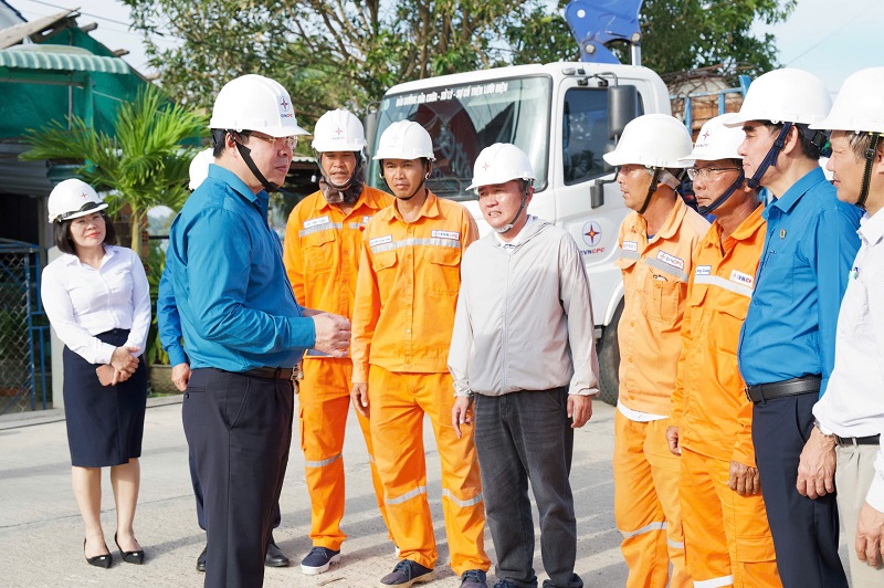 Chủ tịch công đoàn EVN Đỗ Đức Hùng thăm hỏi, động viên người lao động tham gia khắc phục sự cố lưới điện sau bão số 13 tại Đắk Lắk 1