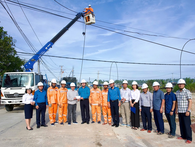 Chủ tịch công đoàn EVN Đỗ Đức Hùng thăm hỏi, động viên người lao động tham gia khắc phục sự cố lưới điện sau bão số 13 tại Đắk Lắk