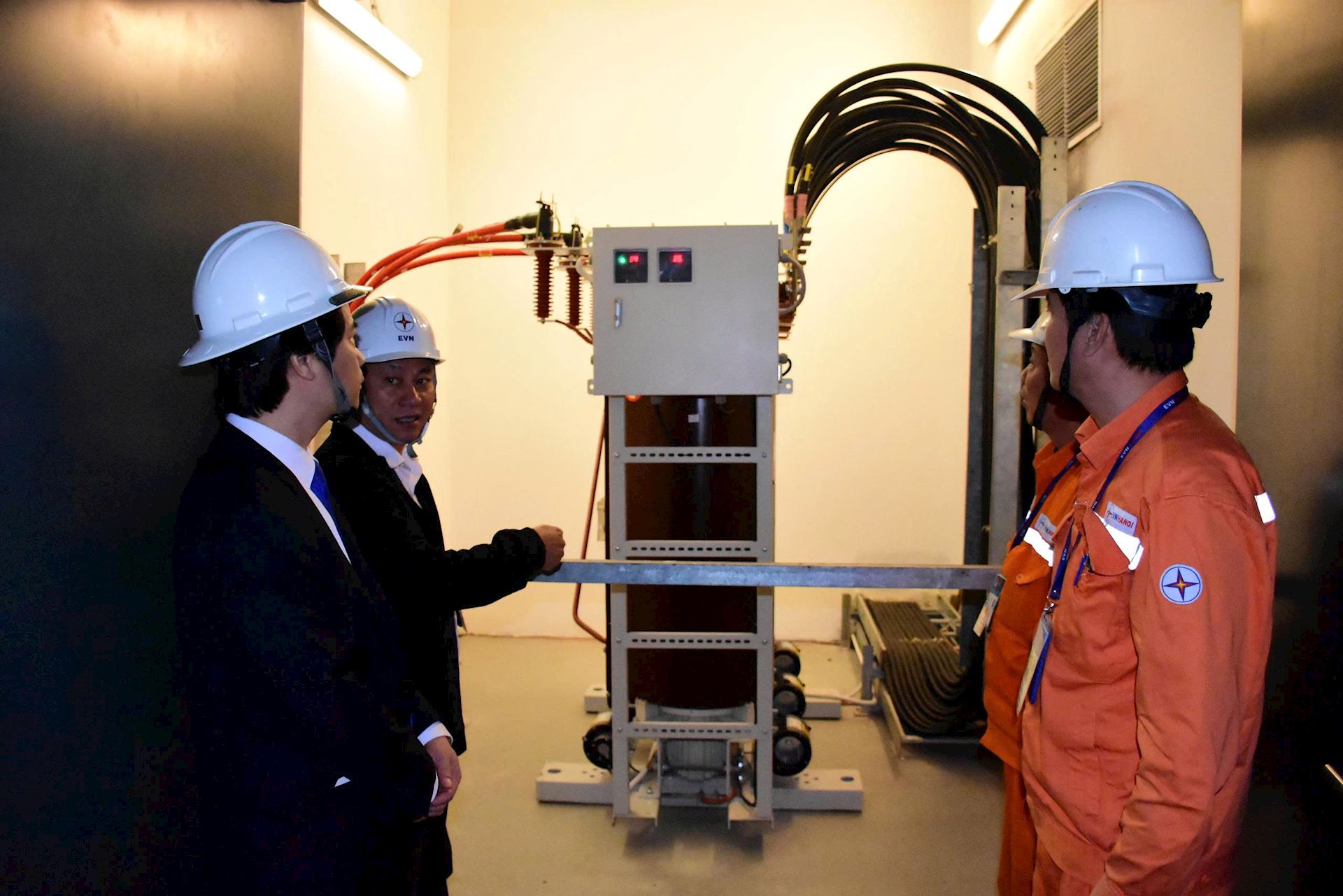 Chủ tịch Công đoàn EVNHANOI thăm hỏi, động viên đoàn viên trực tiếp đảm bảo điện phục vụ Kỳ họp thứ 10, Quốc hội khóa XV 1