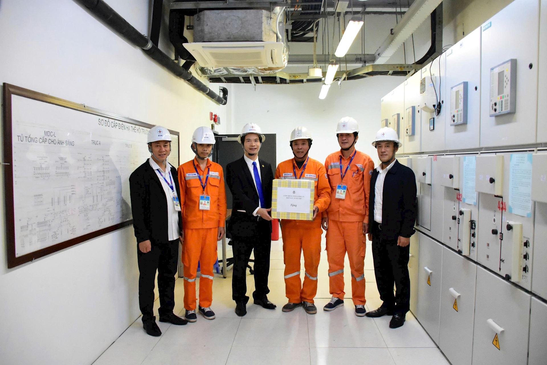 Chủ tịch Công đoàn EVNHANOI thăm hỏi, động viên đoàn viên trực tiếp đảm bảo điện phục vụ Kỳ họp thứ 10, Quốc hội khóa XV 2