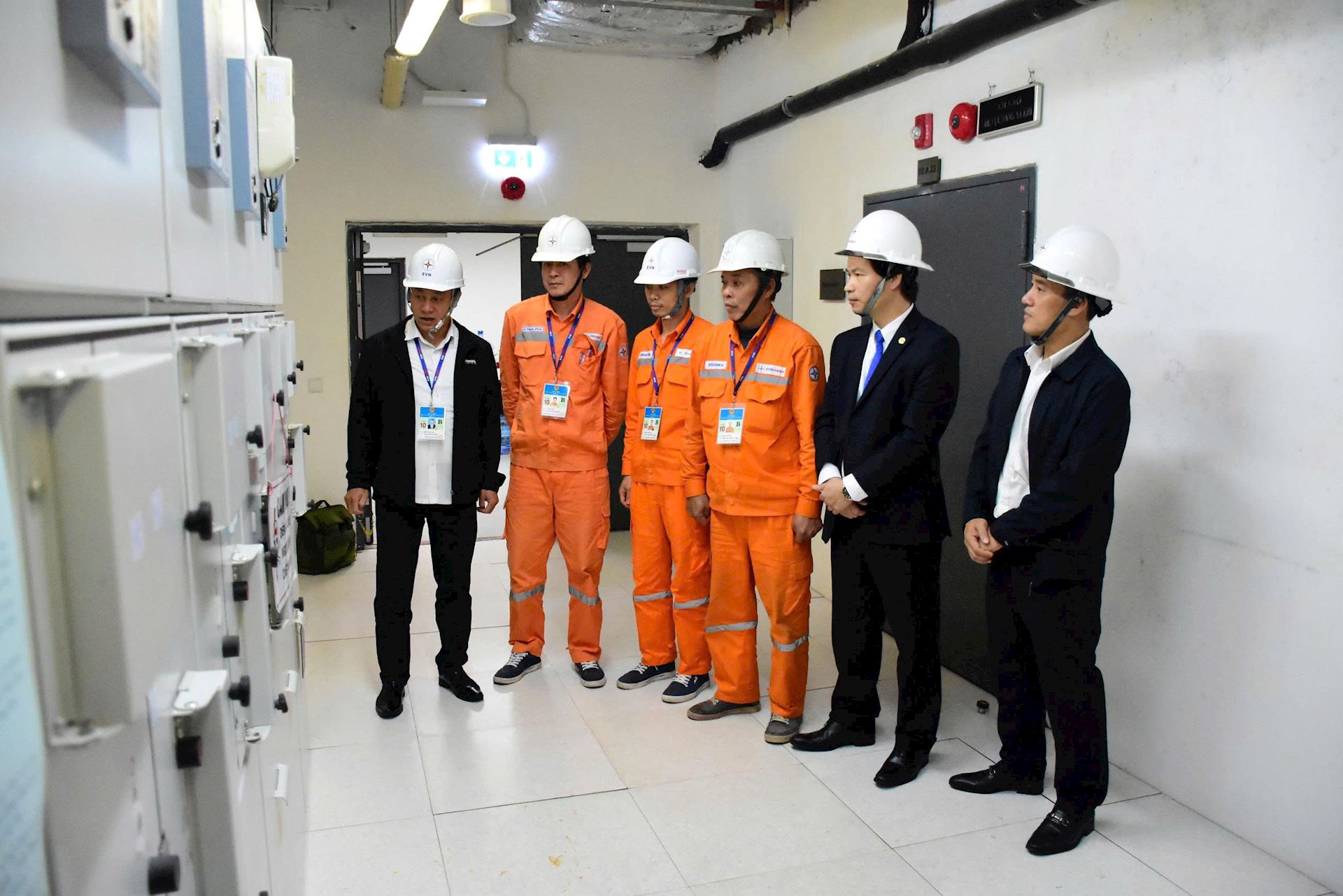 Chủ tịch Công đoàn EVNHANOI thăm hỏi, động viên đoàn viên trực tiếp đảm bảo điện phục vụ Kỳ họp thứ 10, Quốc hội khóa XV