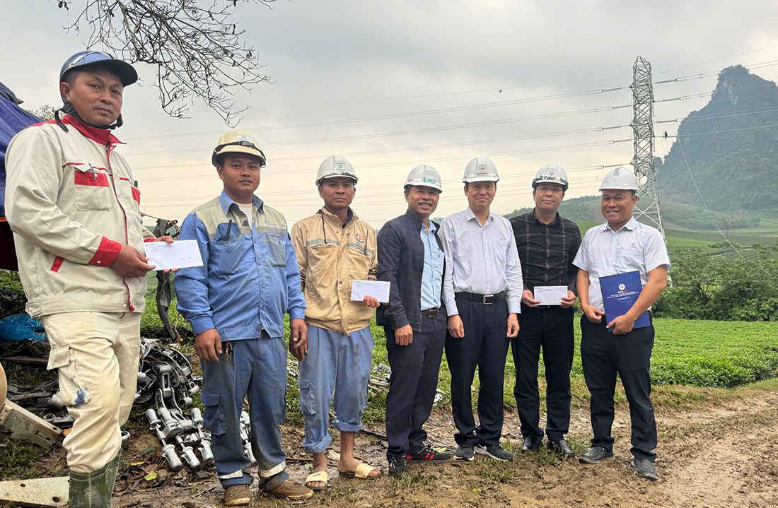 Chủ tịch Công đoàn EVNNPT động viên các đơn vị thi công cụm dự án truyền tải điện nhập khẩu từ Lào 2