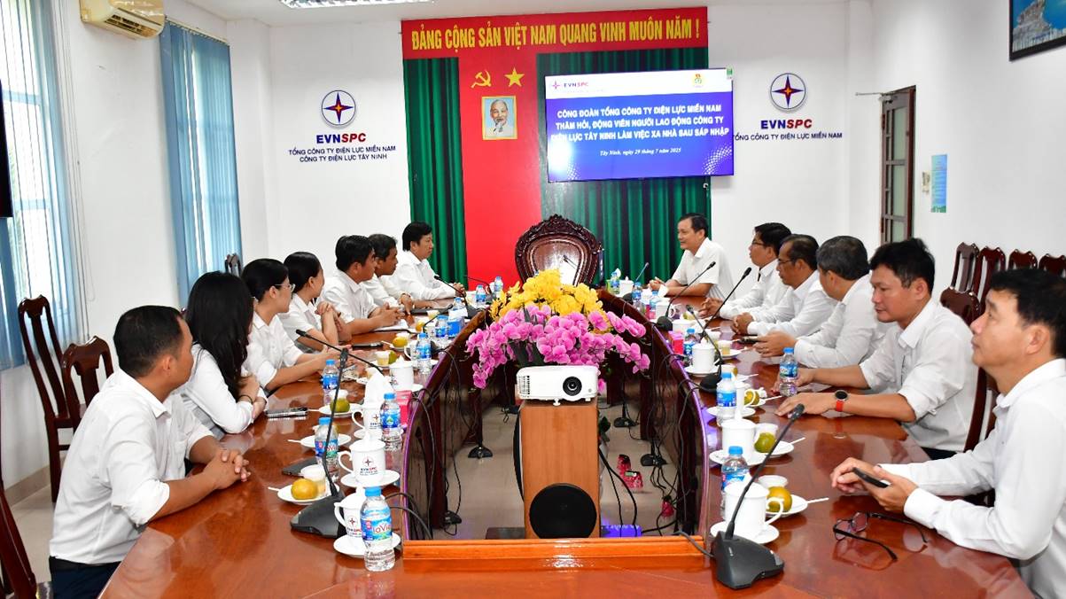 CHỦ TỊCH CÔNG ĐOÀN EVNSPC THĂM HỎI, ĐỘNG VIÊN NGƯỜI LAO ĐỘNG LÀM VIỆC XA NHÀ TẠI CÔNG TY ĐIỆN LỰC TÂY NINH