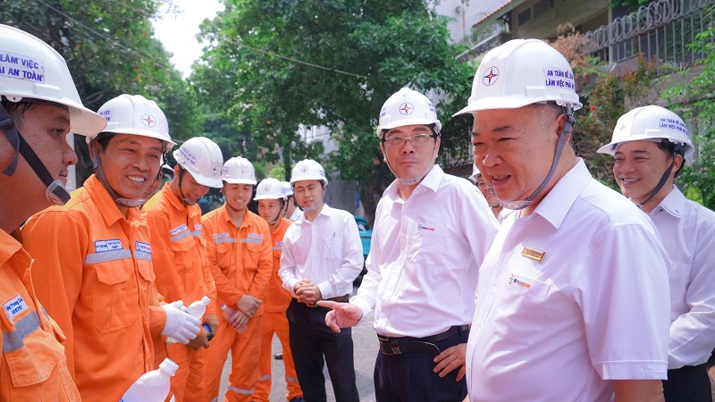 Chủ tịch EVNHCMC thăm công nhân đang thi công ngoài hiện trường