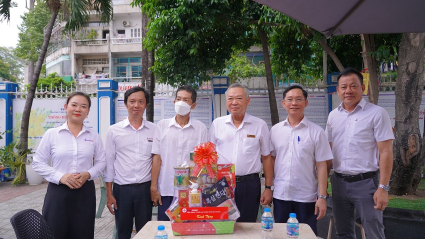 Chủ tịch HĐTV EVNHCMC thăm, động viên người lao động đang điều trị bệnh nhân Tháng Công nhân 2025 1