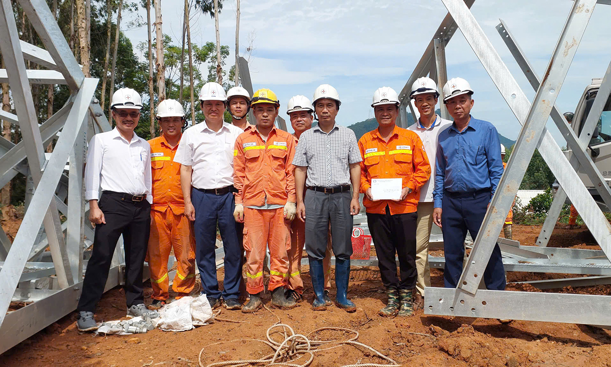 Chủ tịch HĐTV EVNNPT và Chủ tịch Công đoàn EVNNPT kiểm tra, động viên người lao động thi công Dự án đường dây 500kV Lào Cai – Vĩnh Yên 1