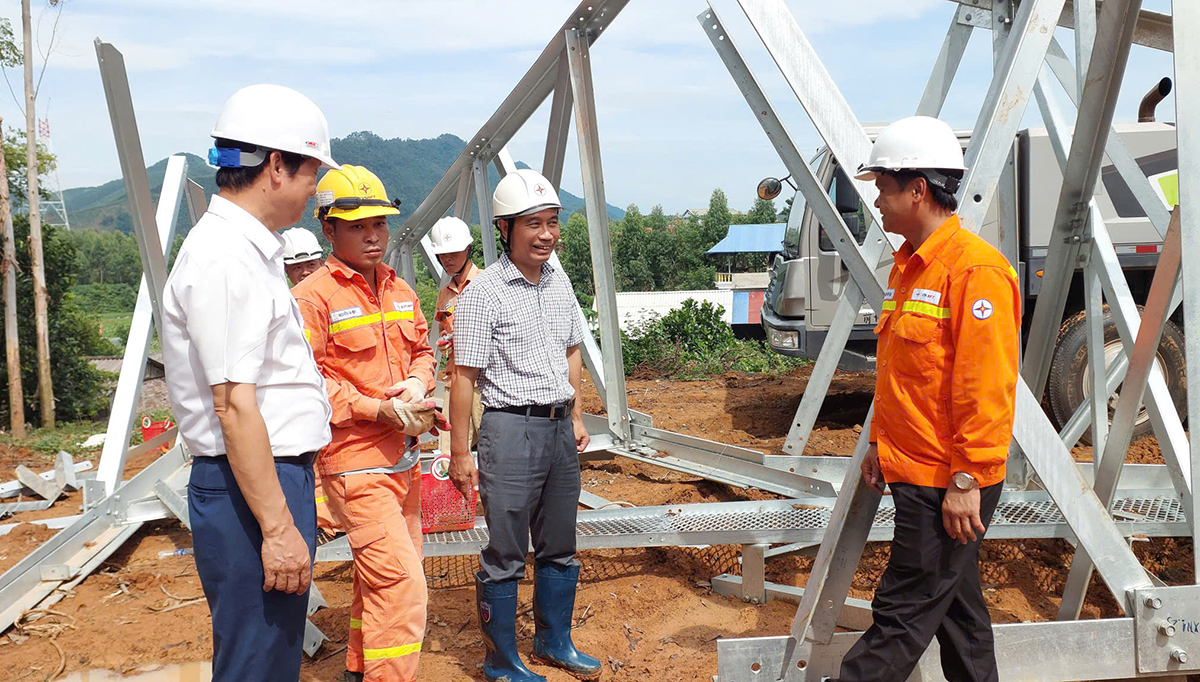 Chủ tịch HĐTV EVNNPT và Chủ tịch Công đoàn EVNNPT kiểm tra, động viên người lao động thi công Dự án đường dây 500kV Lào Cai – Vĩnh Yên 2