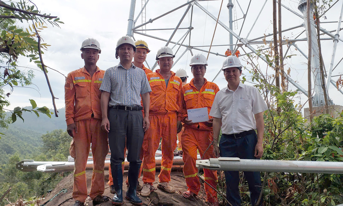 Chủ tịch HĐTV EVNNPT và Chủ tịch Công đoàn EVNNPT kiểm tra, động viên người lao động thi công Dự án đường dây 500kV Lào Cai – Vĩnh Yên