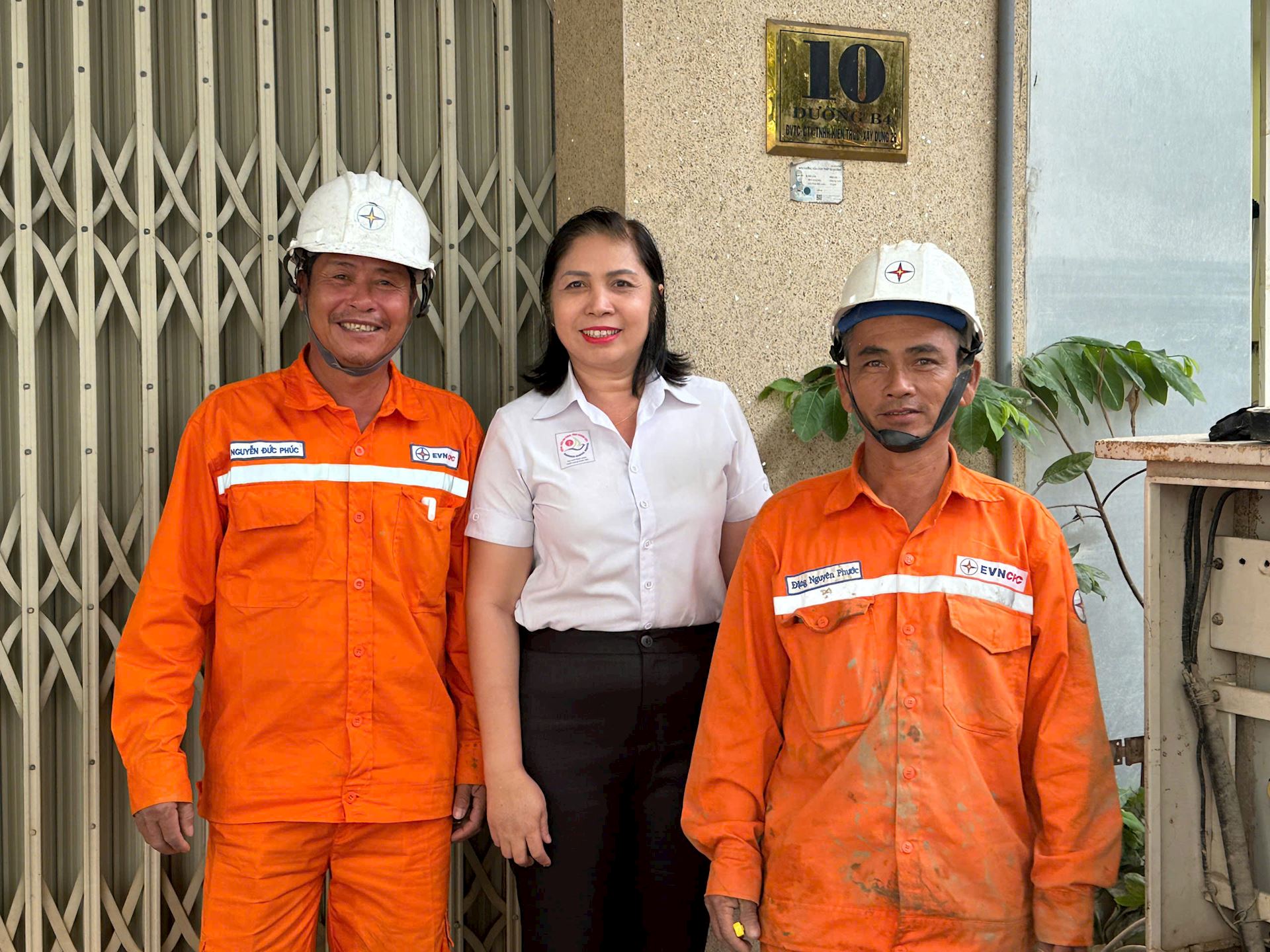 Chùm ảnh: Khánh Hòa- Niềm vui của người dân khi dòng điện được khôi phục sau trận lũ lịch sử  1