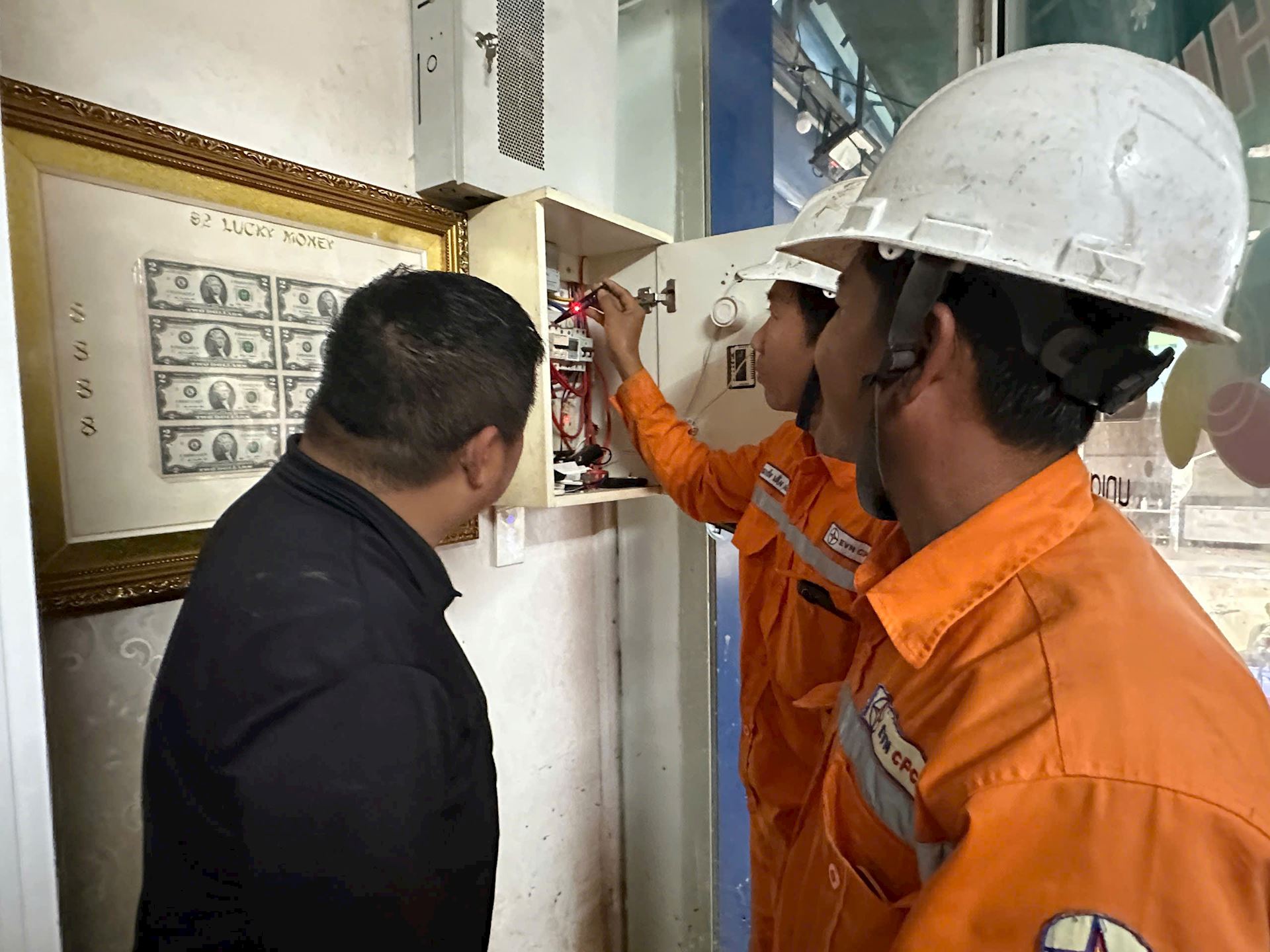 Chùm ảnh: Khánh Hòa- Niềm vui của người dân khi dòng điện được khôi phục sau trận lũ lịch sử  2