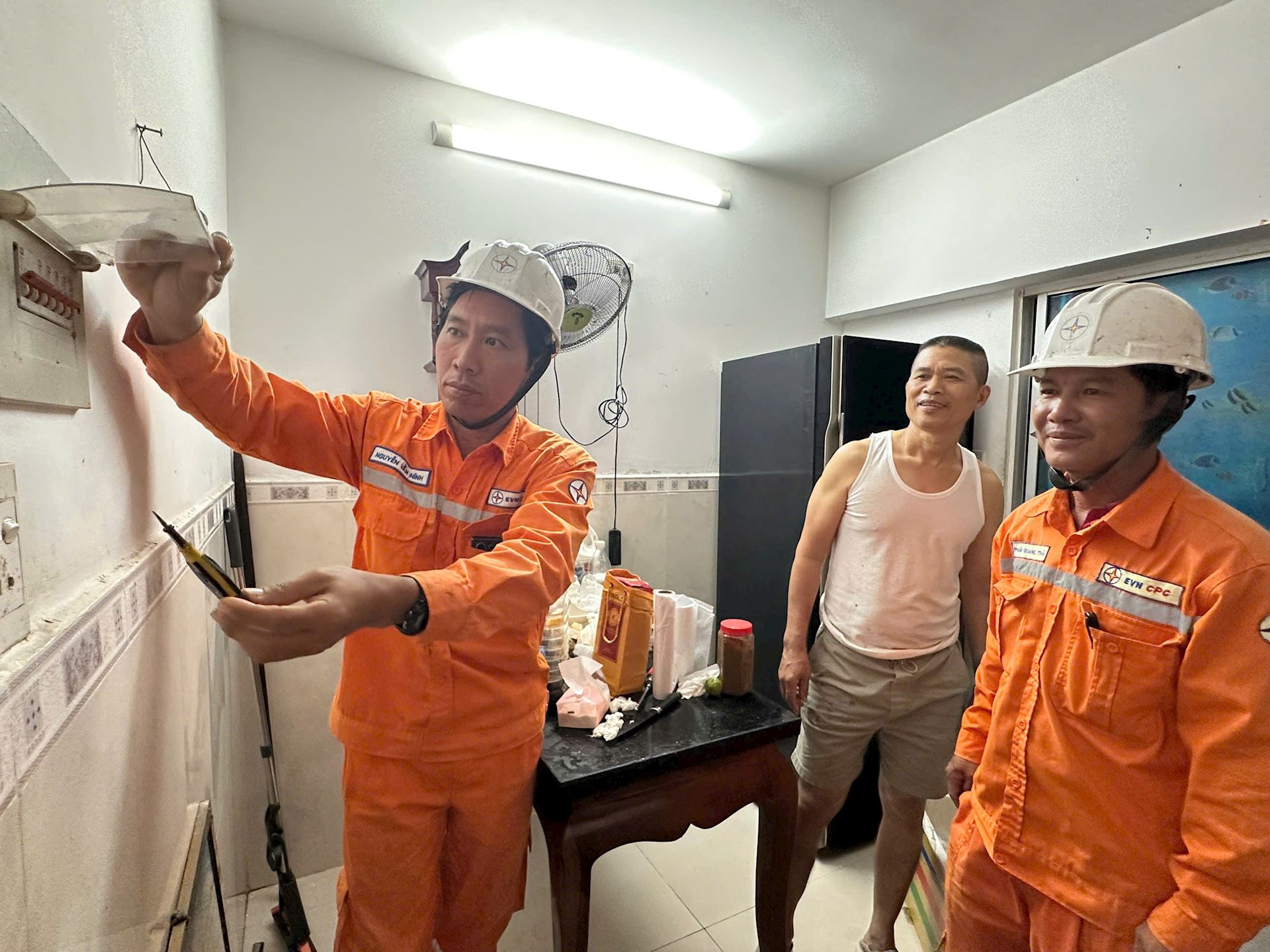 Chùm ảnh: Khánh Hòa- Niềm vui của người dân khi dòng điện được khôi phục sau trận lũ lịch sử  4