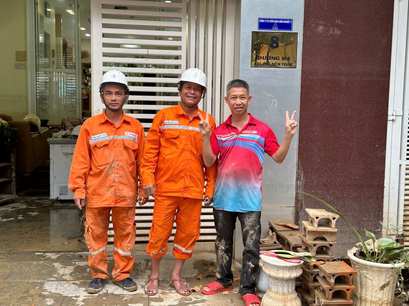 Chùm ảnh: Khánh Hòa- Niềm vui của người dân khi dòng điện được khôi phục sau trận lũ lịch sử 