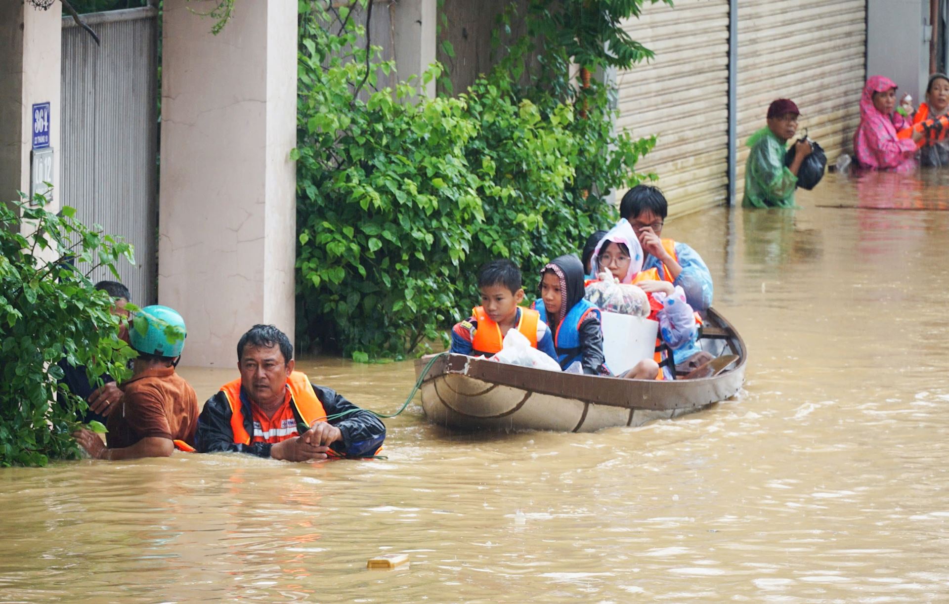 Chuyện giờ mới kể – Hành động can trường của người thợ điện Khánh Hòa cứu 8 người trong lũ lịch sử