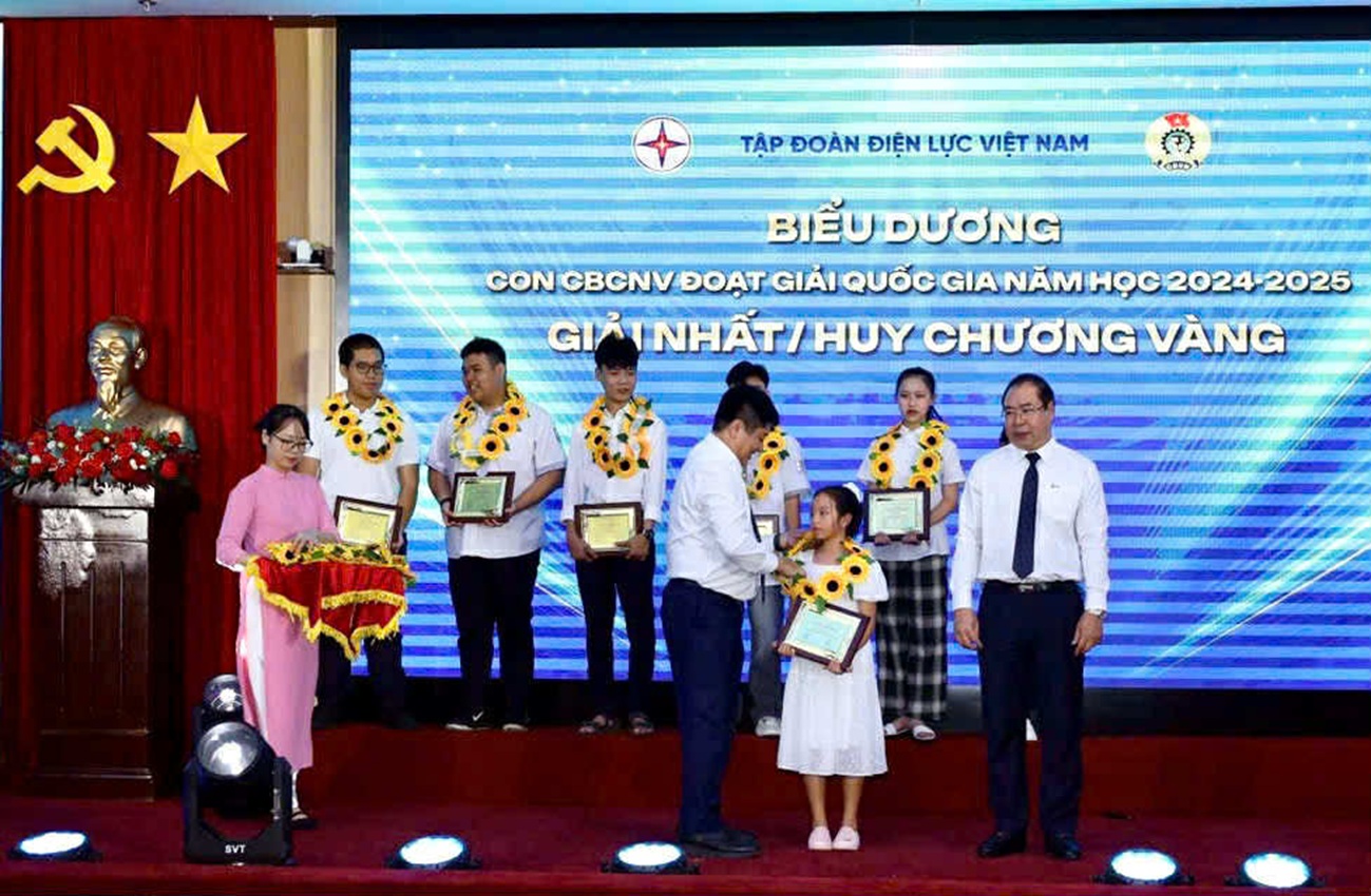 Con em và gia đình EVNHCMC được vinh danh tại Lễ Biểu dương của Tập đoàn Điện lực Việt Nam 1