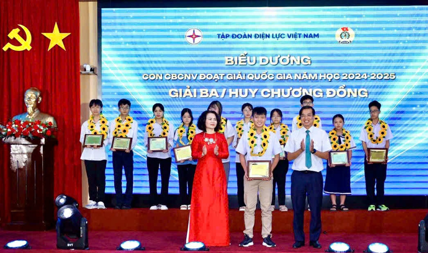 Con em và gia đình EVNHCMC được vinh danh tại Lễ Biểu dương của Tập đoàn Điện lực Việt Nam 2