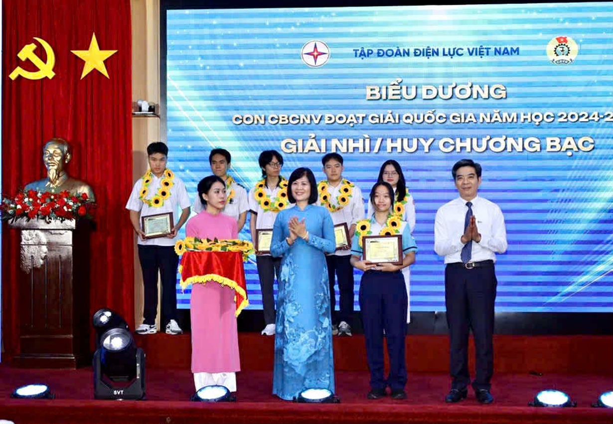 Con em và gia đình EVNHCMC được vinh danh tại Lễ Biểu dương của Tập đoàn Điện lực Việt Nam 3