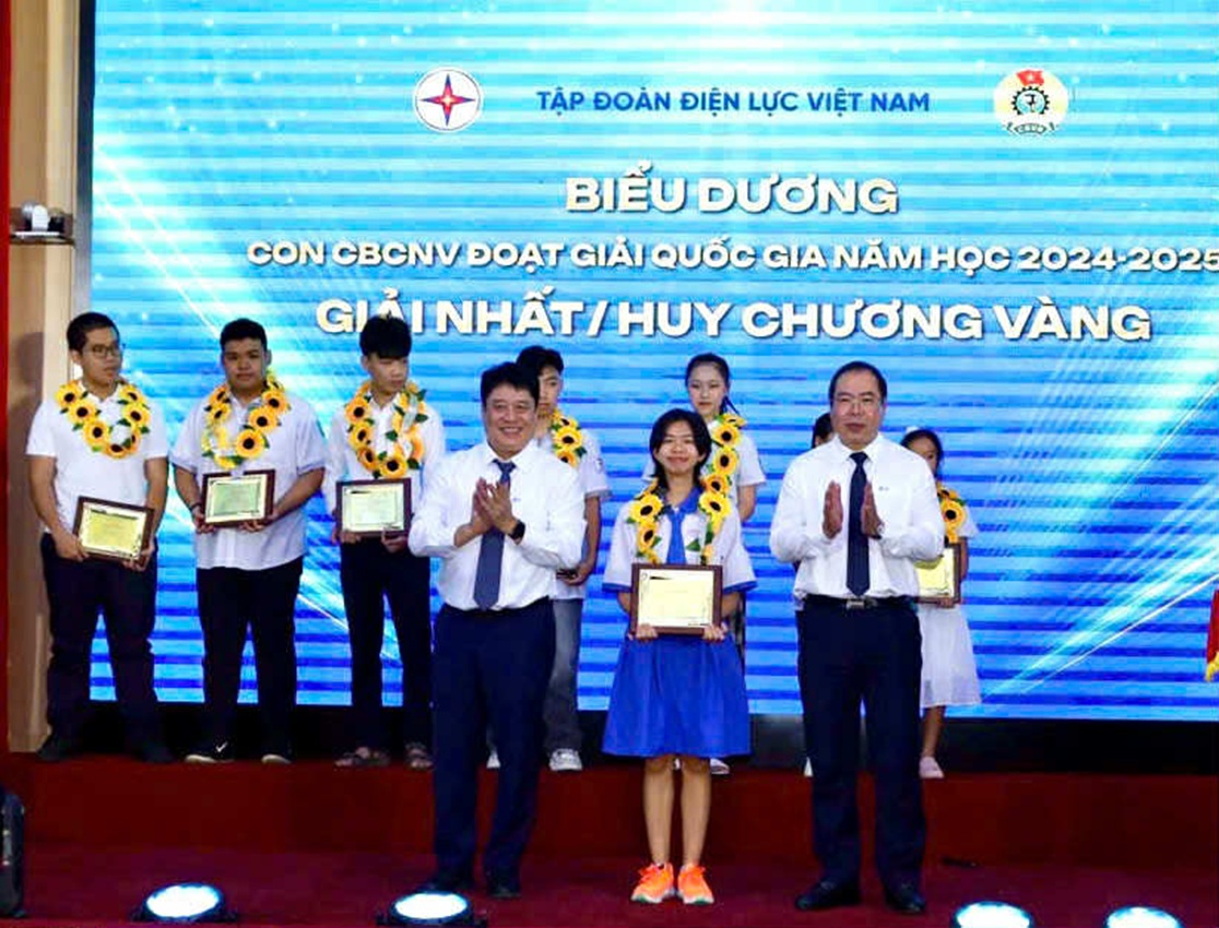 Con em và gia đình EVNHCMC được vinh danh tại Lễ Biểu dương của Tập đoàn Điện lực Việt Nam 4