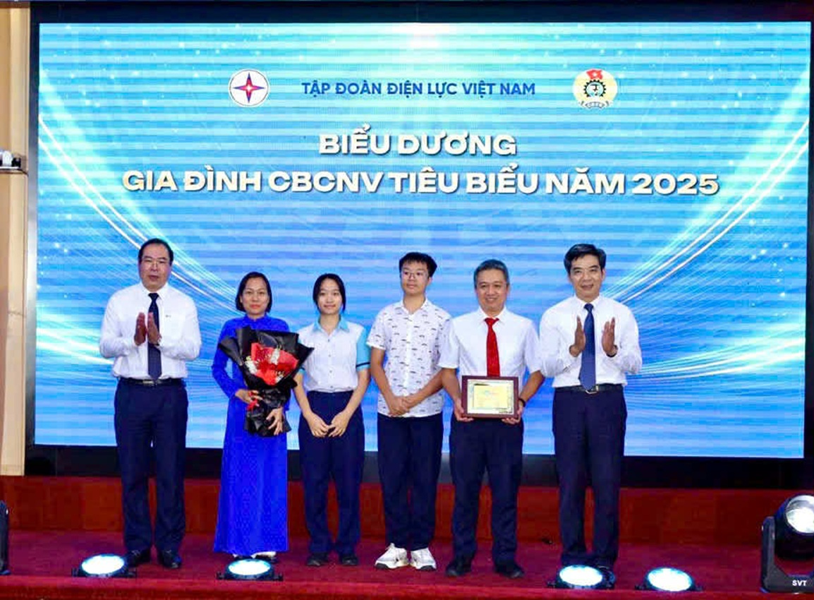 Con em và gia đình EVNHCMC được vinh danh tại Lễ Biểu dương của Tập đoàn Điện lực Việt Nam 5