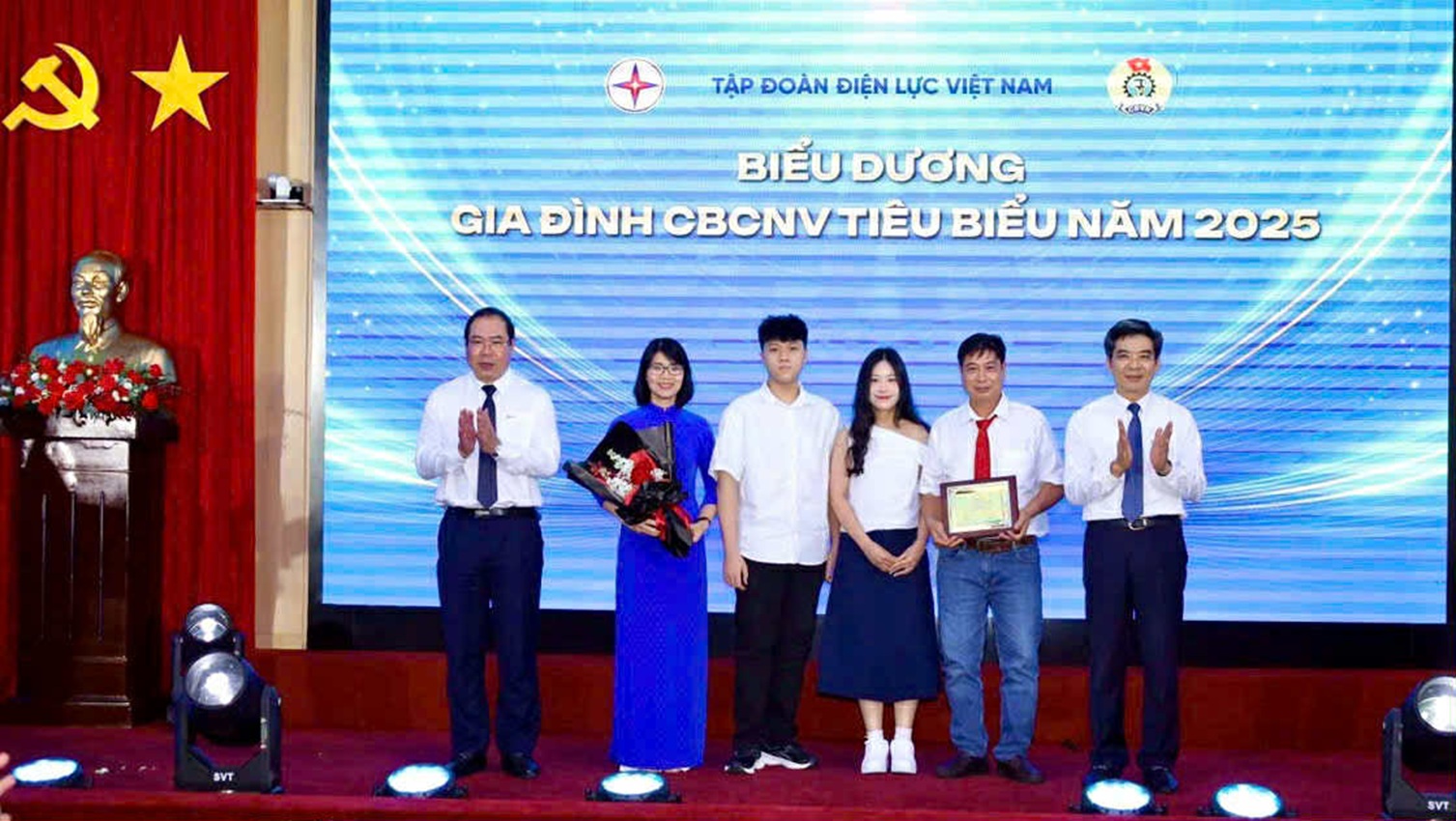 Con em và gia đình EVNHCMC được vinh danh tại Lễ Biểu dương của Tập đoàn Điện lực Việt Nam 6