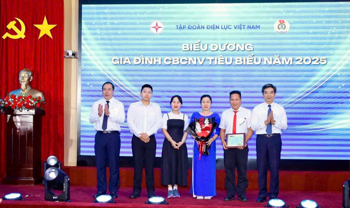Con em và gia đình EVNHCMC được vinh danh tại Lễ Biểu dương của Tập đoàn Điện lực Việt Nam 7